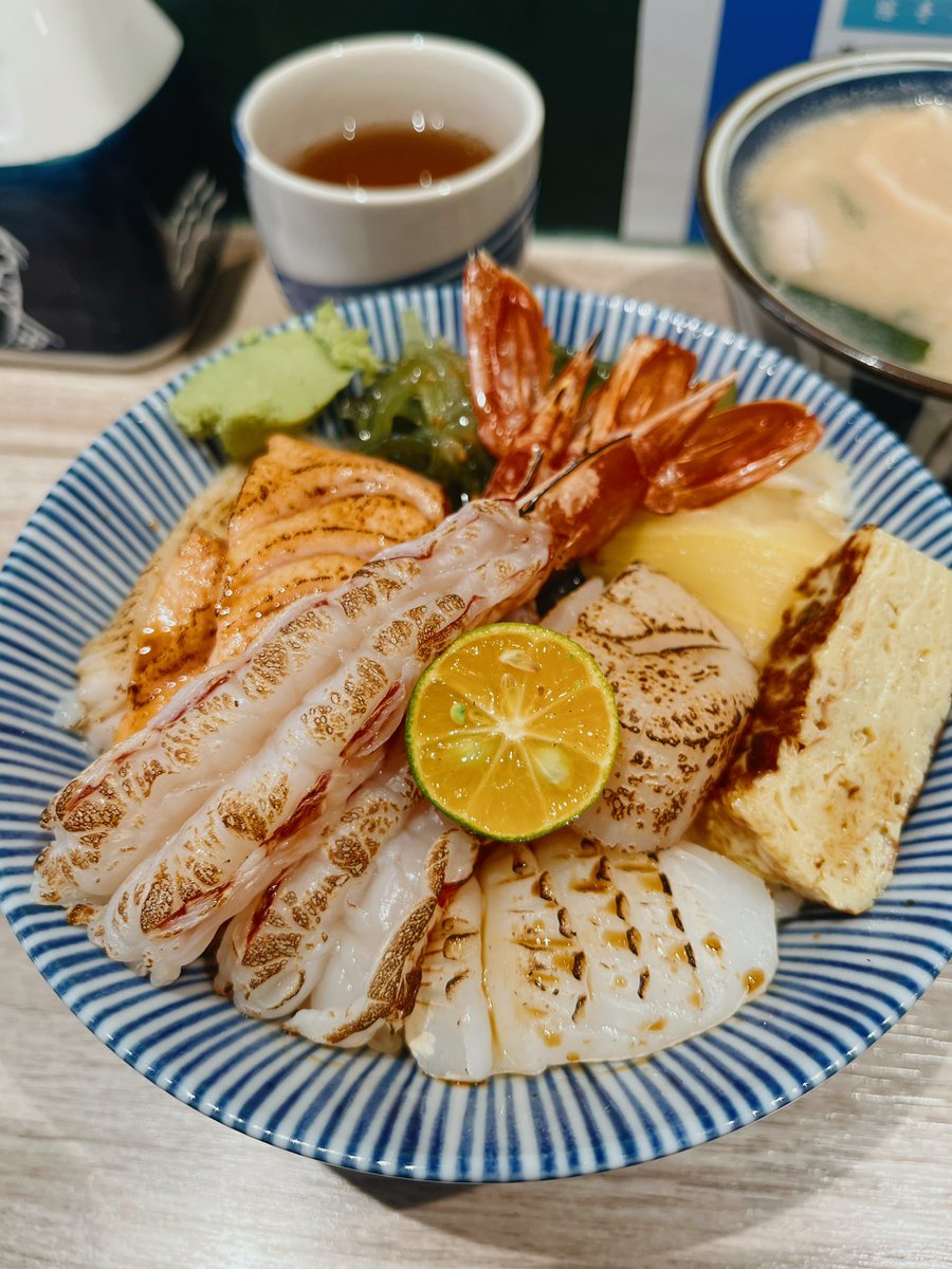 stroll_over's tweet photo. 🍣 ร้านข้าวหน้าปลาดิบอร่อย ราคาดี ย่าน Zhongshan 💖 เป็นร้านเล็ก ๆ แบบบาร์ นั่งได้ไม่เกิน 10 คน แต่คุณภาพคือเกินราคามาก! จานในรูปนี้แค่ 370NTD เท่านั้น ร้านนี้ขายมีแต่ข้าวหน้าปลาดิบนะคะ แบบแซลมอนล้วนอย่างเดียวก็มีแต่ทางนี้กินวนซ้ำเมนูเดิมทุกรอบ 😭 

#รีวิวไต้หวัน https://t.co/NIrbxWH6jy