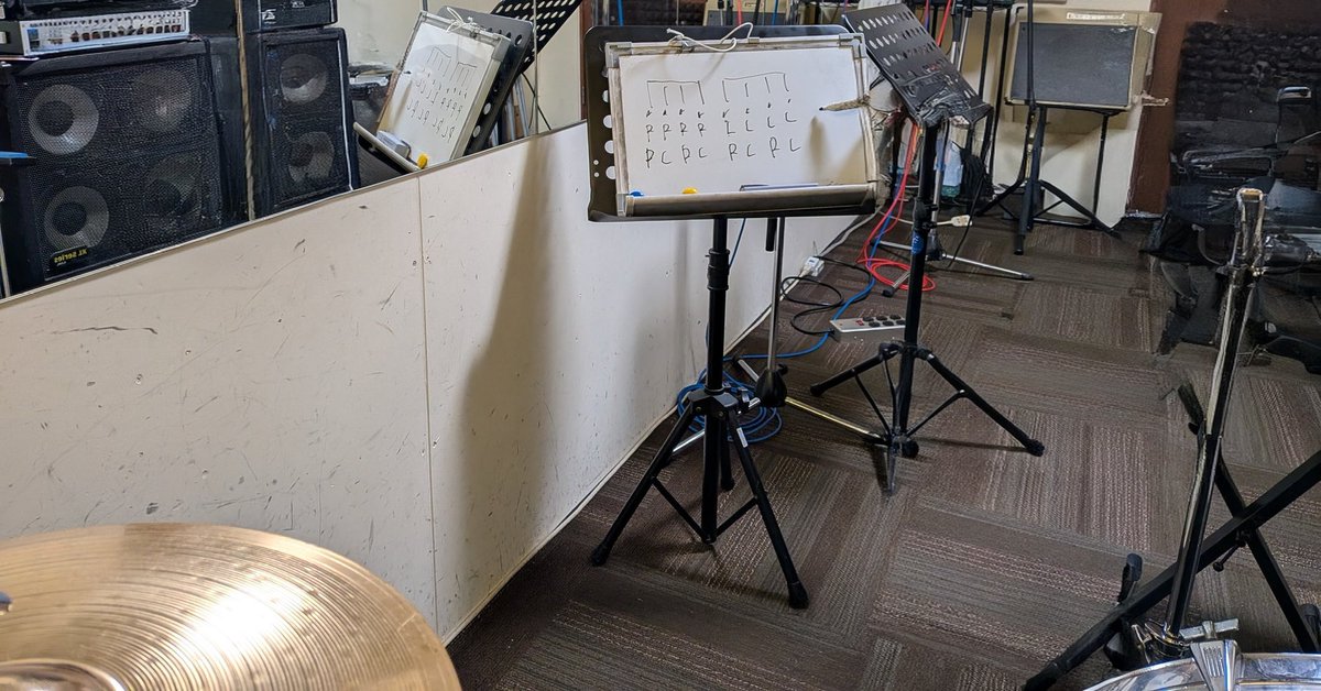 X0608345546028's tweet photo. 上手くなるコツは
コツコツ🥁
練習することです。
ドラムTeacherの言葉が
骨身にしみた〜🙌

そのあと
別の部屋に移動😁
1人で歌唱＆振付練習　！

電車後　青空の下
お散歩して　家まで帰った
Xだったとさ〜✌️☘️😁
皆様　Happyな週末を🫶💕 https://t.co/C4LoGKTJqw
