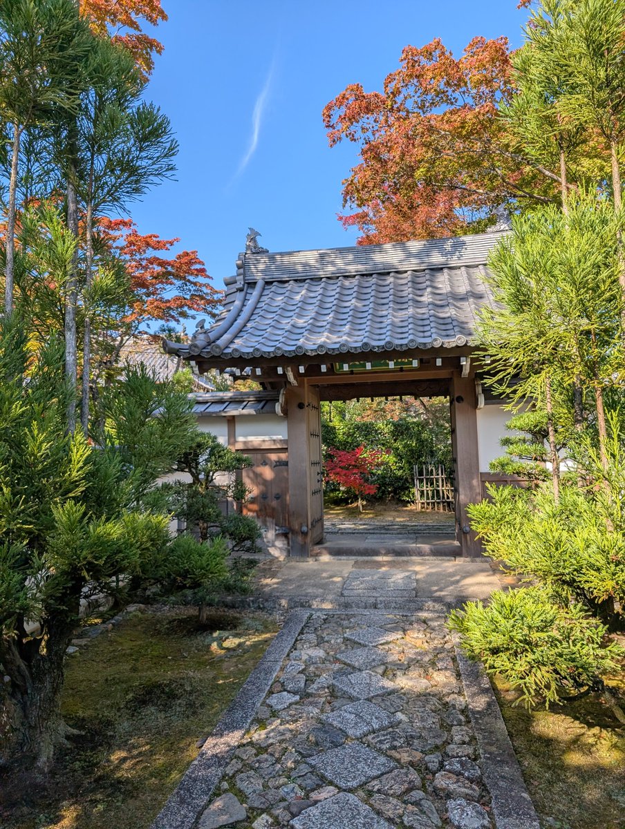 YOKOHA911's tweet photo. 源光庵。
悟りの窓、迷いの窓。
紅葉の最盛期は真っ赤になるみたい。明日は迷いなく勝ち点３！
人も少なく、とても静かです
#マリサポ京都遠征 https://t.co/oL4dzOXhy4