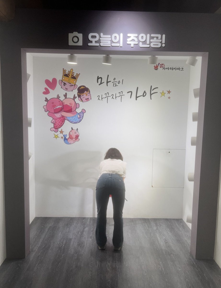 도와주세요.
우리 그녀가 자신감을 잃어가고 있어요. 늘어나는 나잇살에, 갱년기에, 그렇게 좋아하든 섹스도 조금씩 흥미를ㅠㅠ. 
새로운 애인이라도 만들어주면 활력을 되찾을까요?