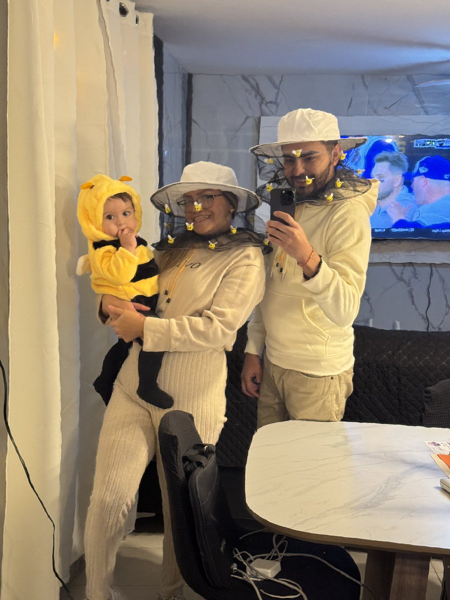 FeerNee's tweet photo. Primer Halloween de mi abejita 🎃🖤🐝👏🏻 https://t.co/QTyKRDkkfZ