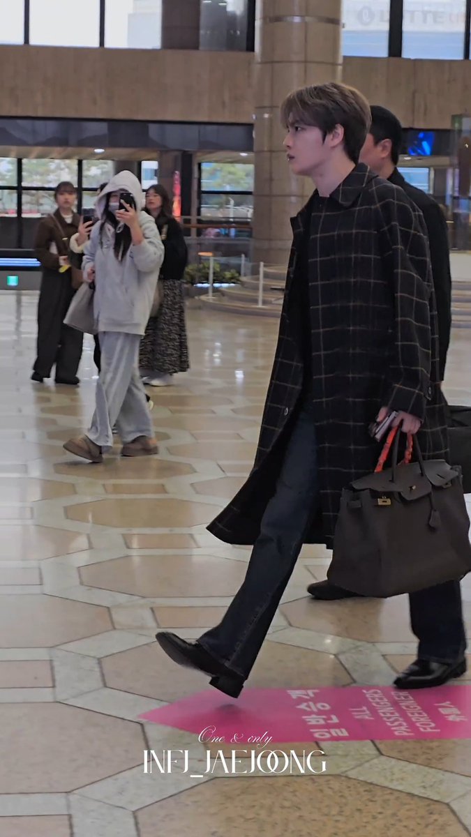 so gorgeous today too, whats with him since yesterday? how?