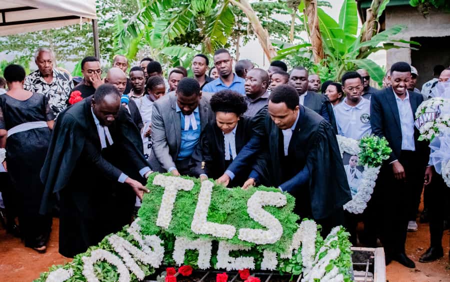 TanganyikaLaw's tweet photo. Mwili wa aliyekuwa mwanachama wetu, Wakili Peter E. Makundi umezikwa mnamo tarehe 5 Novemba 2025 katika mazishi yaliyofanyika mkoani Morogoro. Ndugu Makundi alipigwa risasi Oktoba 29, 2025 akitoka kwenye shughuli zake. TLS inatoa pole kwa ndugu na familia ya marehemu https://t.co/JsBFj0jycY