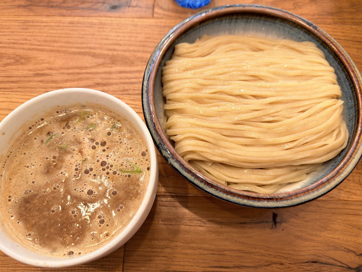 takero55's tweet photo. #鶏つけそば
#RAMENJUNKEYZ
JETの系譜を引き継ぐこちらのお店
麺は平打ち中太麺でこの麺がかなり美味い
つけ汁には鶏の肉片が残りまさに肉濁

#小僧らーめん
#らーめん小僧
ばちぼち東京に行くので順番に食べ納め
東京にもこんな感じのラーメンがあるといいな https://t.co/cQ7hBmByDd