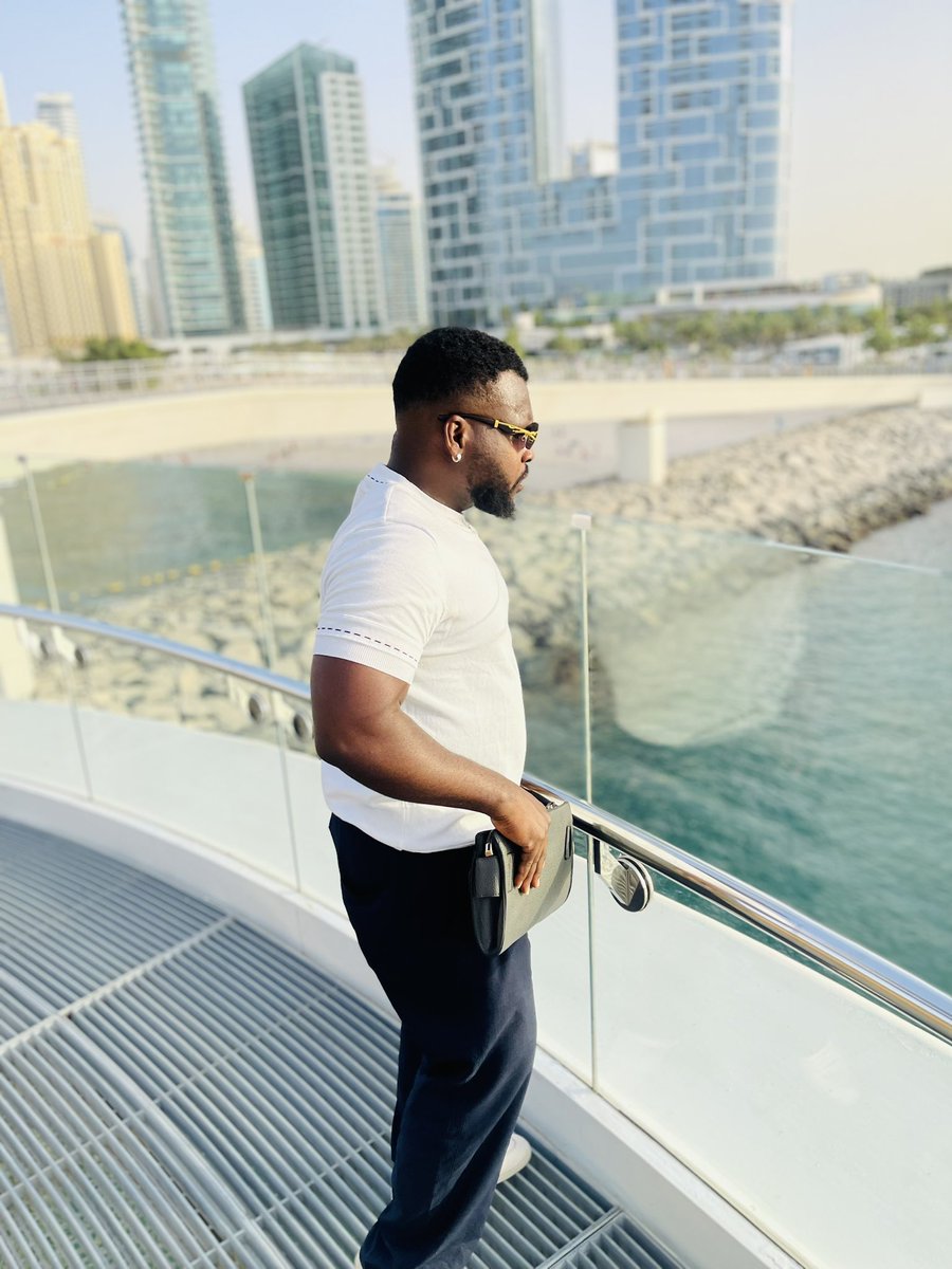 CObijihe's tweet photo. Silence is luxury, confidence is power. https://t.co/u3BvVj1zVB