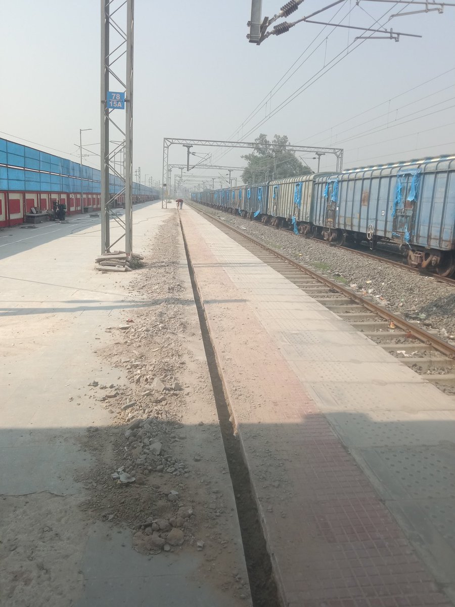 दौरम मधेपुरा रेलवे स्टेशन के प्लेटफॉर्म नम्बर 2 पर भी  कोच इंडिकेटर लगाने का काम हो रहा है.