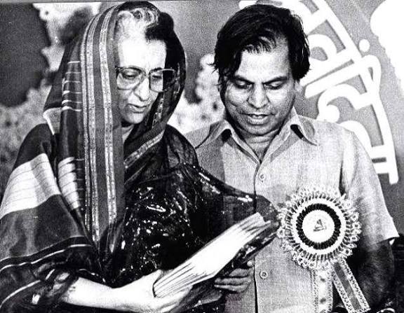 KraantiKumar's tweet image. 1980 में जब अब्दुल रहमान अंतुले महाराष्ट्र के मुख्यमंत्री बने, तब ग्यारह साल के असदुद्दीन ओवैसी स्कूल में पढ़ रहे थे.

महाराष्ट्र में जहां 80% आबादी हिन्दू, मुस्लिम 11% और 6% बौद्ध हैं.

महाराष्ट्र में किसी भी हिन्दू ने या विपक्षी पार्टियों के नेताओं ने विरोध नही किया कि एक…