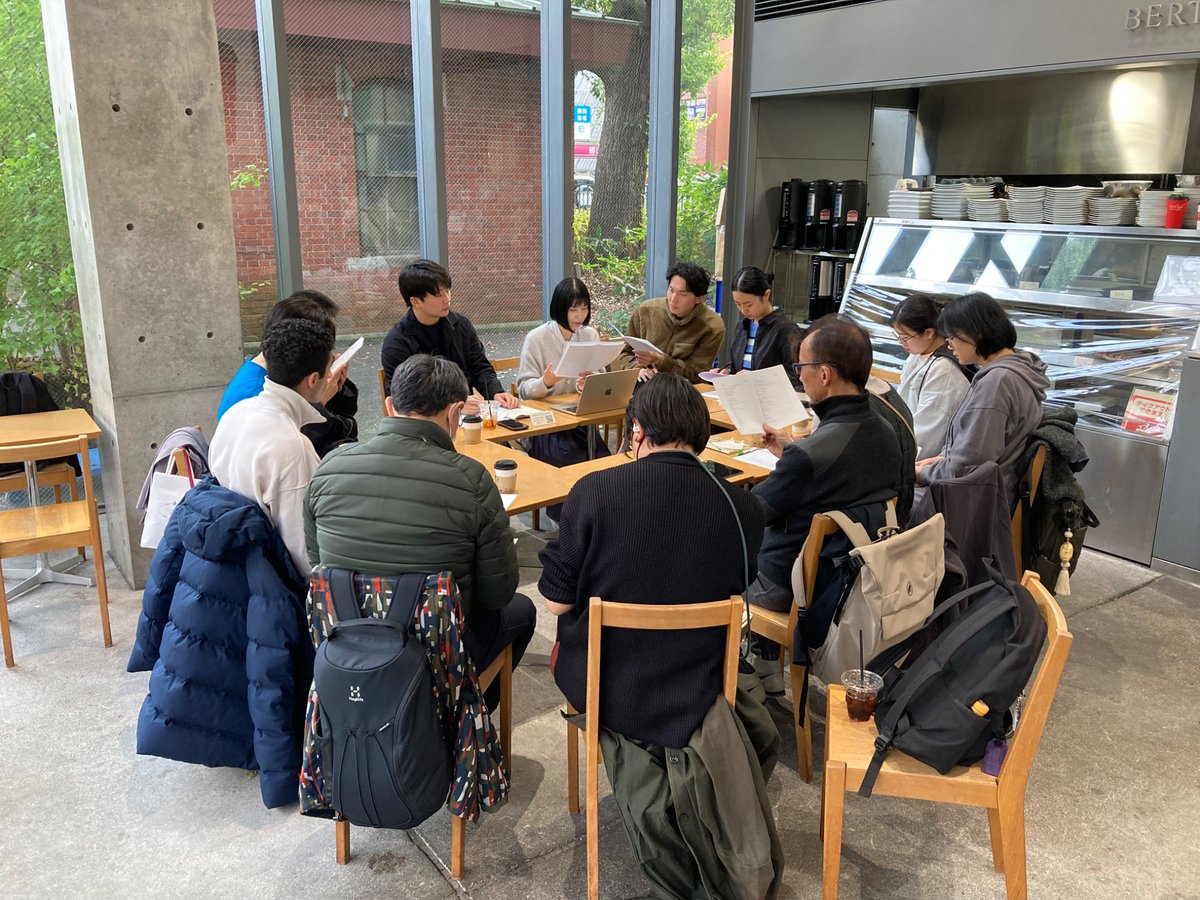 UTalk_Todai's tweet image. 11月UTalk「雑談のつくりかたー物語を語り始める技法」が始まりました！ゲストは張未未さん（グローバル教育センター 助教）です。みんなで「雑談」の録音を聞いています👀頻出する「なんかー」といった話始め、「うん」というあいづちは、なぜ発話されたのか…雑談分析の世界に盛り上がっています！