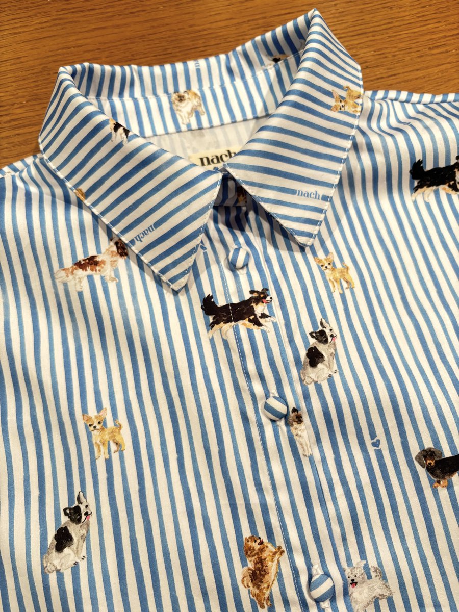 MANOAinter's tweet image. New Arrival🐕nach

ナッシュから可愛すぎるシャツが新着！美しい光沢の綿に、犬・猫・ストライプの手描きイラストをプリントしています。包みボタンや裾ラウンドのディテールも可愛い。
リラックスして着れるサイズ感で、一枚でサラッと着た雰囲気が、まさにフレンチカジュアルで憧れます💙
¥24750