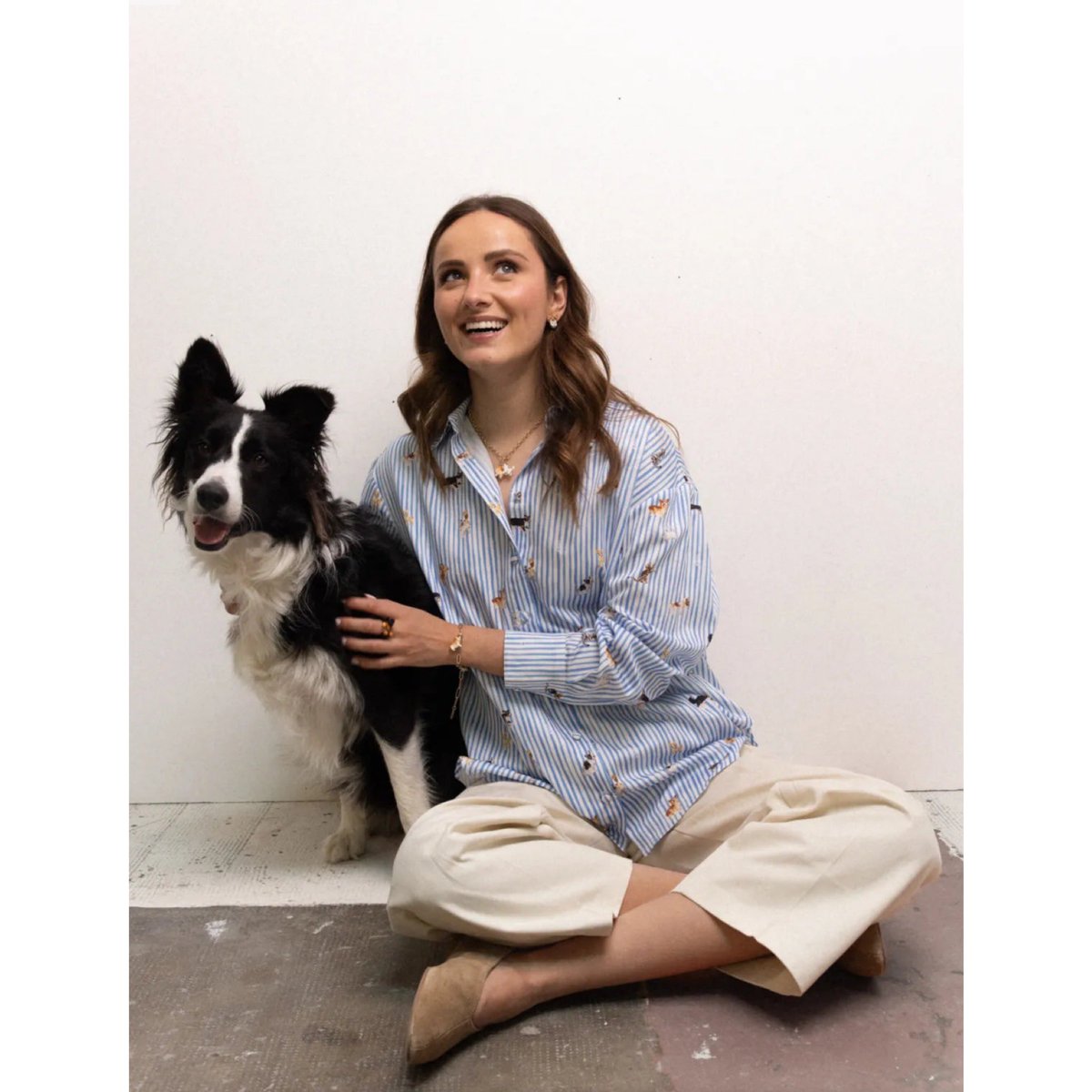 MANOAinter's tweet image. New Arrival🐕nach

ナッシュから可愛すぎるシャツが新着！美しい光沢の綿に、犬・猫・ストライプの手描きイラストをプリントしています。包みボタンや裾ラウンドのディテールも可愛い。
リラックスして着れるサイズ感で、一枚でサラッと着た雰囲気が、まさにフレンチカジュアルで憧れます💙
¥24750