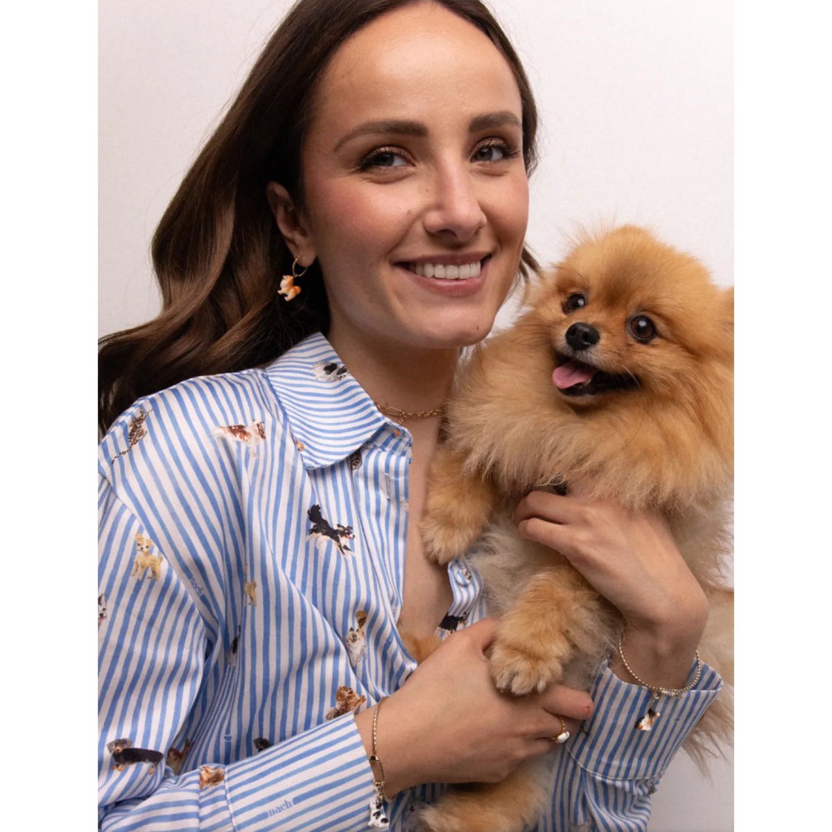 MANOAinter's tweet image. New Arrival🐕nach

ナッシュから可愛すぎるシャツが新着！美しい光沢の綿に、犬・猫・ストライプの手描きイラストをプリントしています。包みボタンや裾ラウンドのディテールも可愛い。
リラックスして着れるサイズ感で、一枚でサラッと着た雰囲気が、まさにフレンチカジュアルで憧れます💙
¥24750