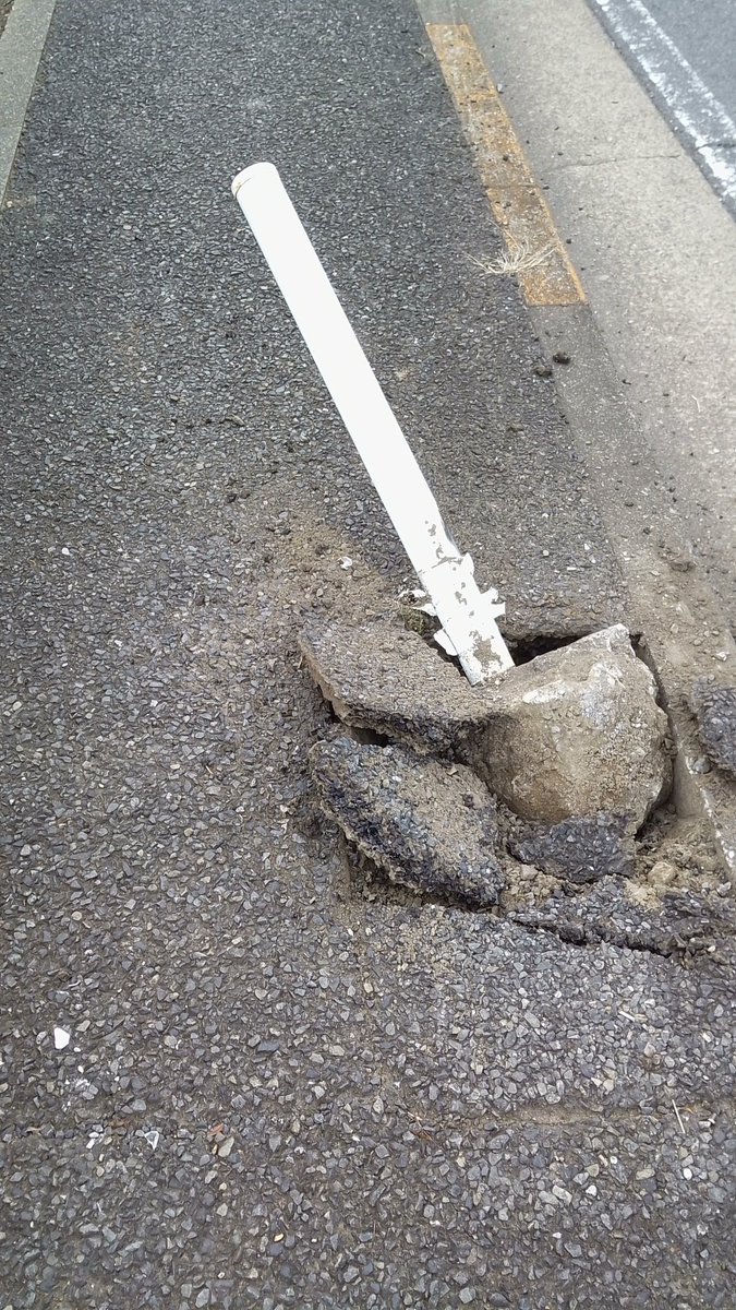 reddrag64988892's tweet image. 昼食後、買い物も済ませ歩いての帰路。ワンボックスカーがバス停の時刻表等をなぎ倒した事故現場に遭遇！