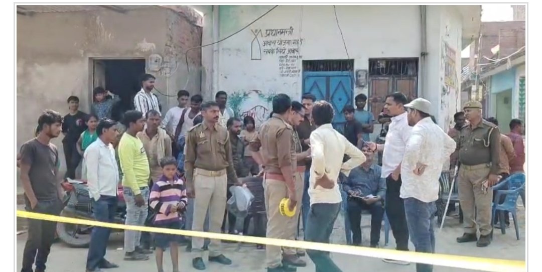 कौशाम्बी । थाना करारी अंतर्गत जमीन सम्बंधी बंटवारे को लेकर दो भाईयों ने मिलकर पिता व बडे भाई को मारा पीटा। इलाज के दौरान पिता दुर्गा प्रसाद की मृत्यु हो गयी बडे भाई ज्ञान का इलाज चल रहा है । पुलिस घटना स्थल पर शांति व्यवस्था के लिए मौजूद <a href="/Uppolice/">UP POLICE</a> <a href="/kaushambipolice/">KAUSHAMBI POLICE</a> <a href="/igrangealld/">IG Range Prayagraj</a>