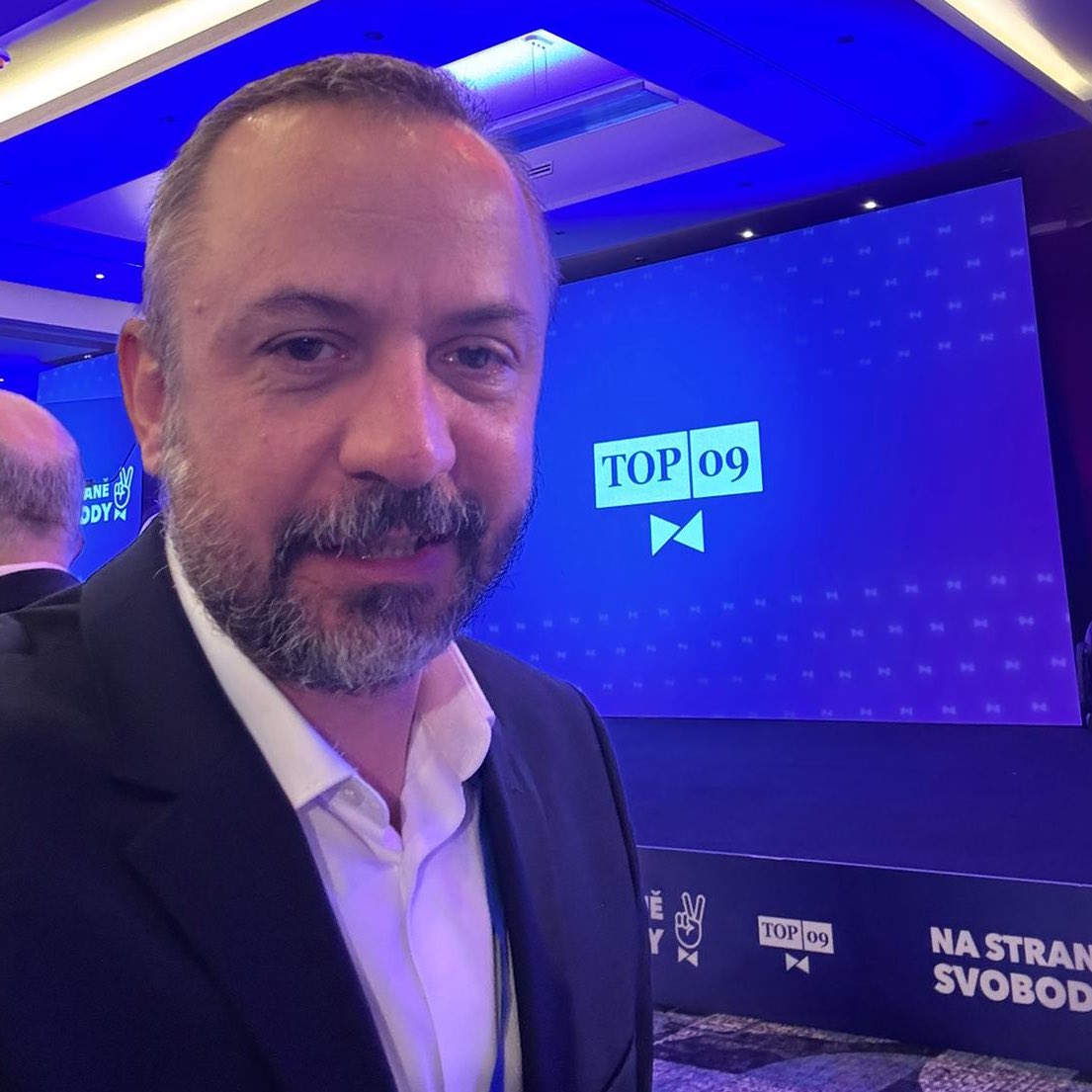 Věřím, že ze sněmu vzejde nové vedení a že z něj odejdeme jednotní, odhodlaní a připravení uspět v komunálních i senátních volbách — těch, které budou důležitější než kdy dřív. 

A že se místo návratů do roku 2009 začneme dívat k roku 2029.