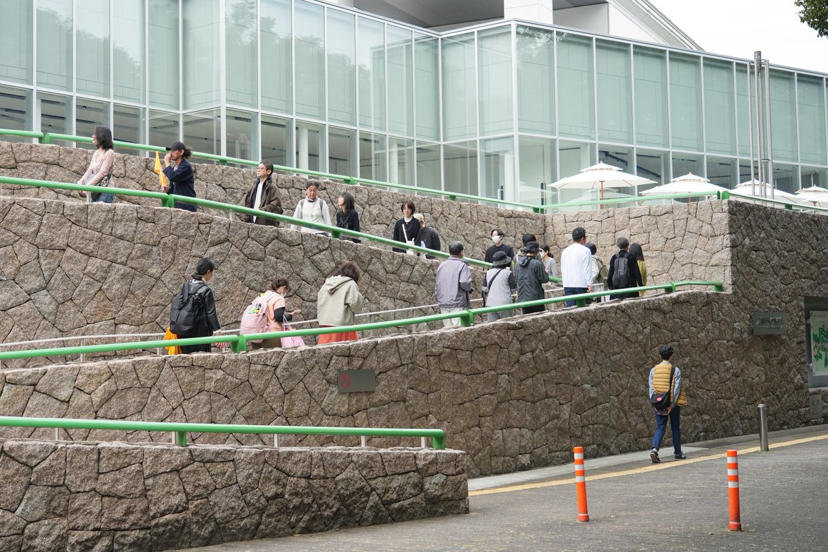 HiroshimaMOCA's tweet photo. 【ガイドツアー開催🚩#たてフェス】
広島の建築公開イベント「ひろしまたてものがたりフェスタ」。今日は建築ナビゲーターが常駐し見学をサポート📃15:30からは建築ガイドツアーも🚶‍♂️‍➡️いつもは通り過ぎてしまうような細部に目をむけたり、ポストモダンの魅力を感じたりと、みんなで建築を楽しみました https://t.co/kQOD7hV4d6