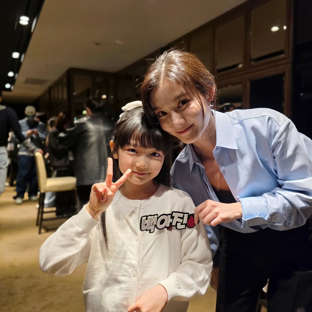 __an__222's tweet photo. ユジョンちゃんがソユちゃんがアジン幼少期を演じるにあたって、すごく心配をしてくれて『必ず相談役をつけるように』って監督にも話してたそう🥺リーディングのときも『辛いことがあれば連絡してね』って声掛けもして初撮影のときは現場にも駆け付けてソユちゃんを気にかけてたそう😭
 #親愛なるX #친애하는X