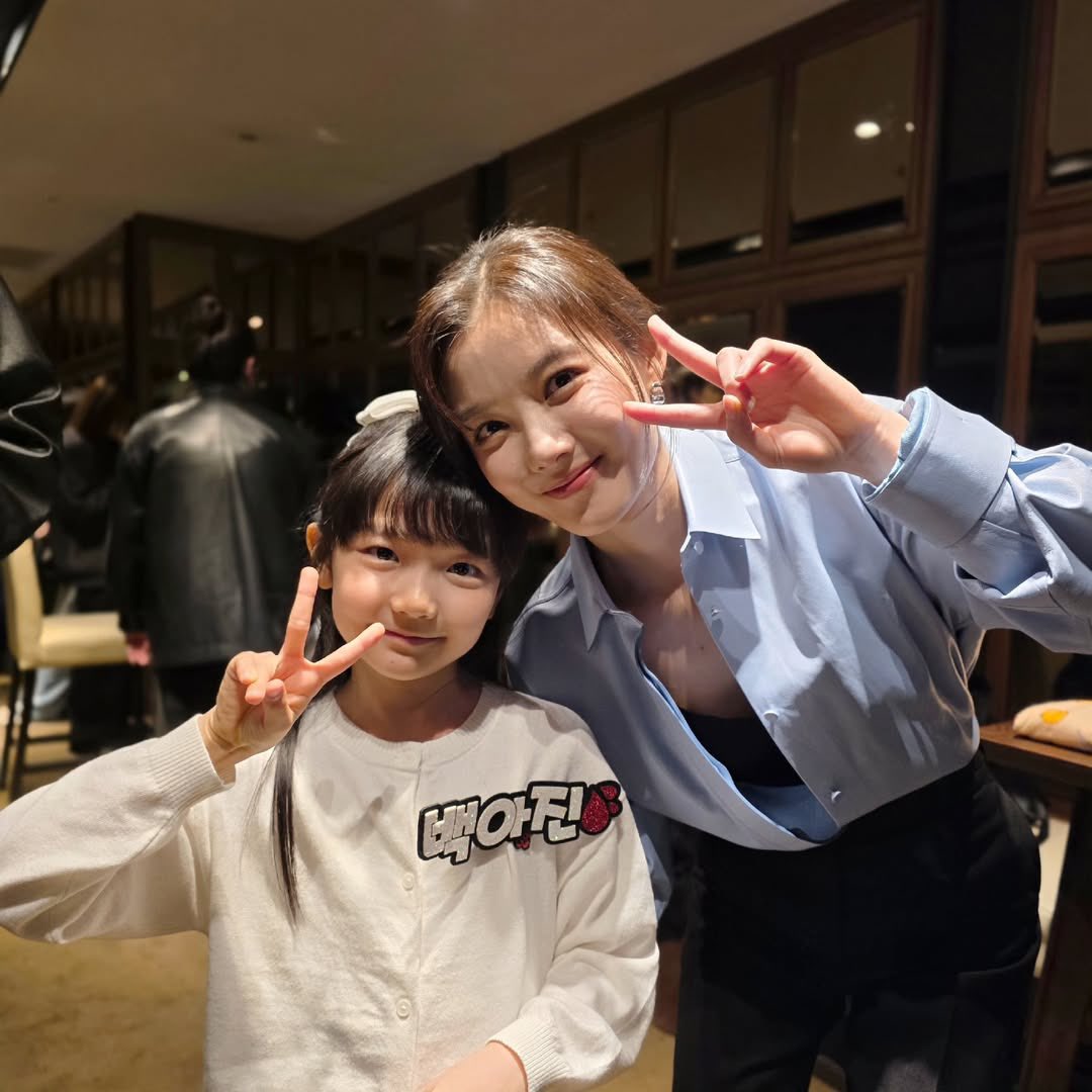 __an__222's tweet photo. ユジョンちゃんがソユちゃんがアジン幼少期を演じるにあたって、すごく心配をしてくれて『必ず相談役をつけるように』って監督にも話してたそう🥺リーディングのときも『辛いことがあれば連絡してね』って声掛けもして初撮影のときは現場にも駆け付けてソユちゃんを気にかけてたそう😭
 #親愛なるX #친애하는X