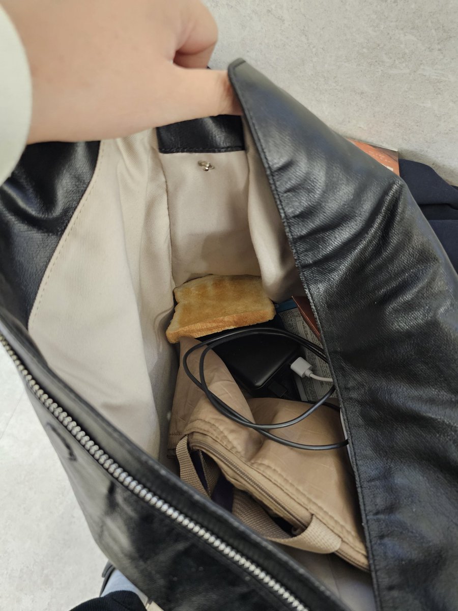 극 보고 나와서 도장 찍으려고 가방 열었는데
이게 뭐지요?