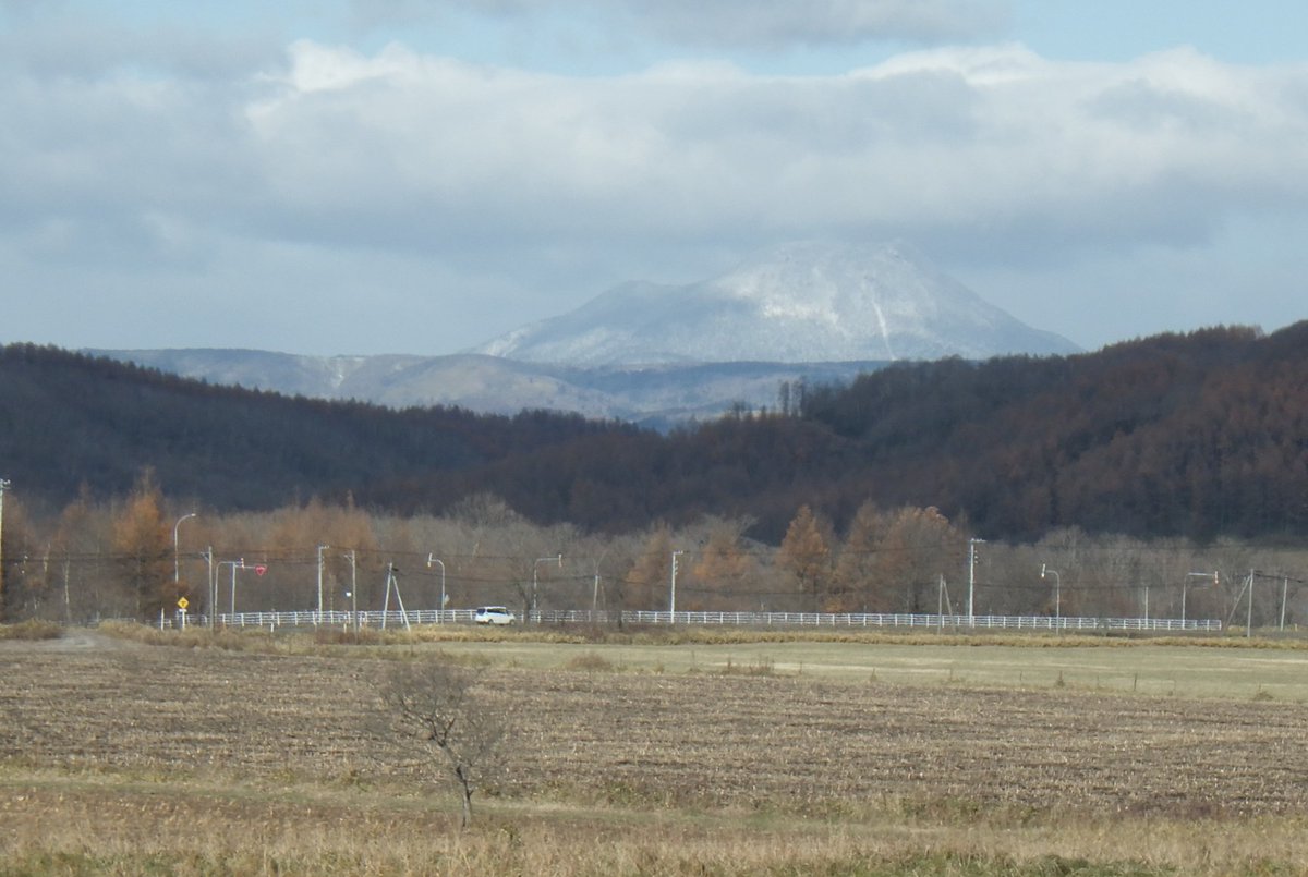 今朝は雄阿寒岳も雪化粧。鶴居の平地でも朝は少し雪で白くなったところがありました。
＃鶴居・伊藤タンチョウサンクチュアリ