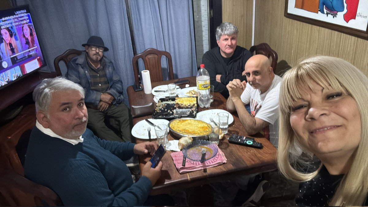 Qué rico pastel de papas preparó <a href="/MimiDominici/">Mimi Dominici</a>, el cual degustamos con los amigos y compañeros <a href="/Leo_Belastegui/">Leonardo Belastegui</a>, <a href="/PicoSanzone/">Hipólito Sanzone</a> y <a href="/schefferwalter/">Walter Scheffer</a>!