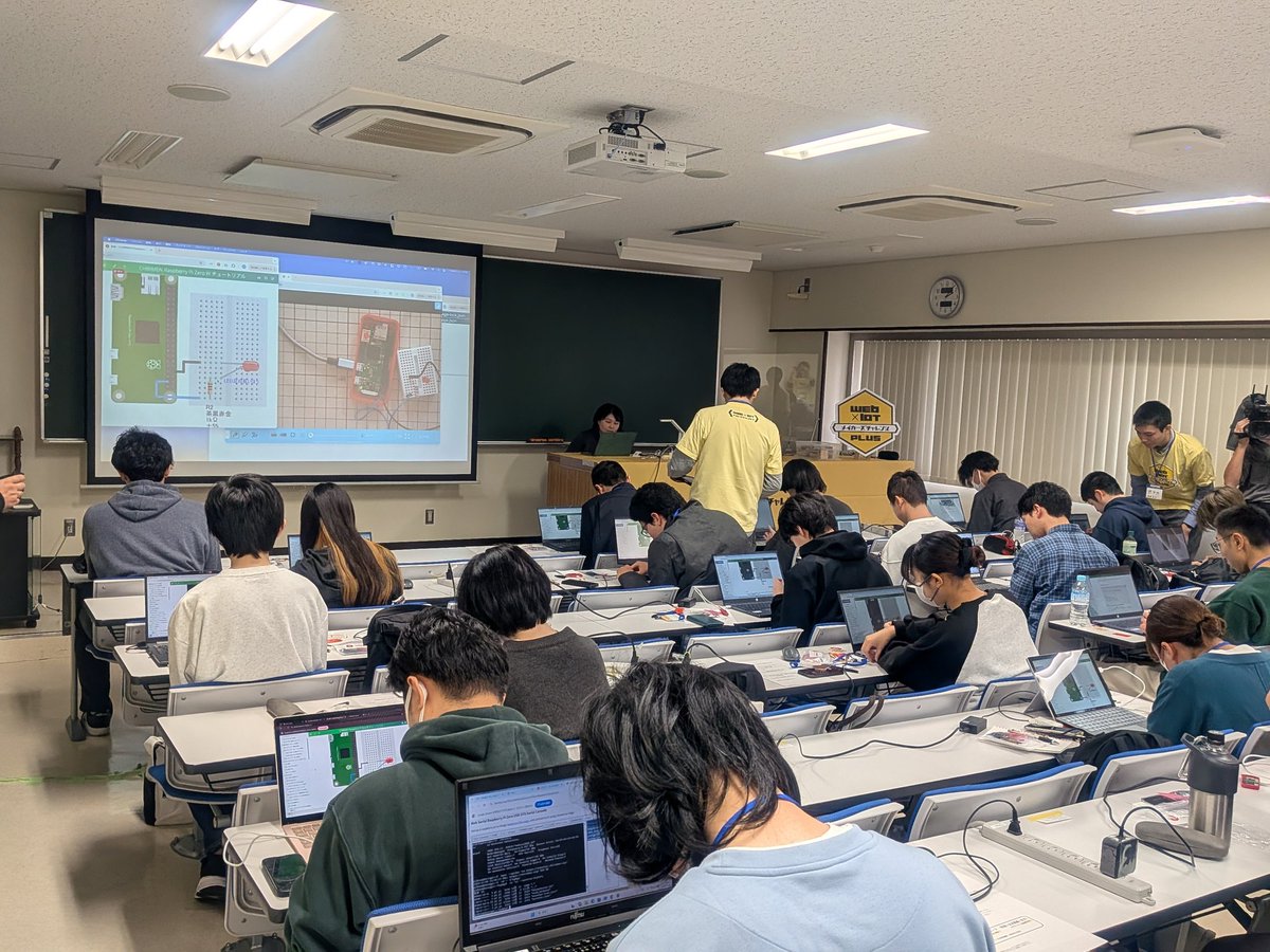 WebIoTmakers's tweet image. 【秋田】のハンズオン講習会Day 1が本日から秋田大学で開催！
ハンズオン講習会が始まりました。
黄Tシャツのスタッフが皆さんを全力でサポートしま〜す☺
#webiotmakers 
#CHIRIMEN 
#秋田ハッカソン
#メイカーズチャレンジ