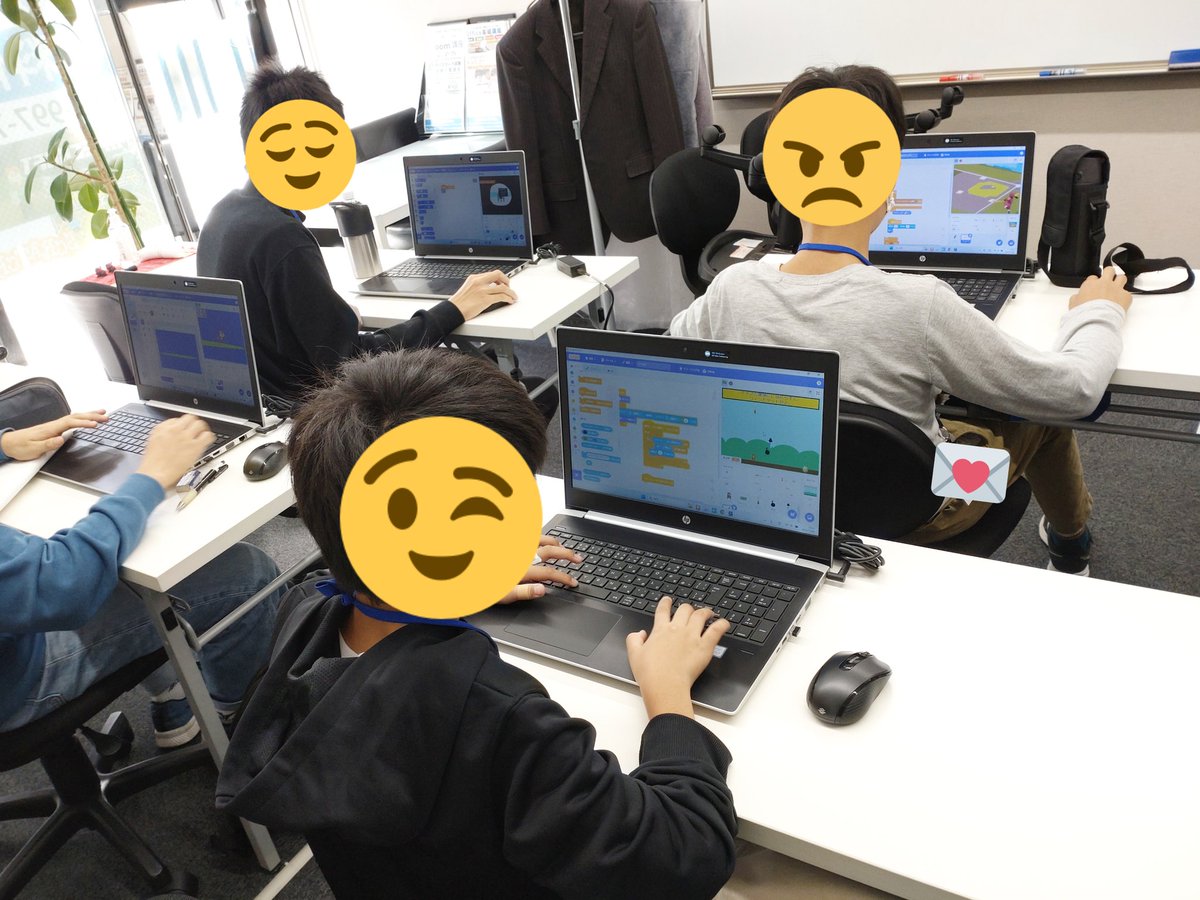 it_lecture's tweet image. 今日は教室がいっぱいになる人数。
せっかくなので、長くプログラミングを勉強しているグループは、お互いにアドバイスをしてアイデアを出して作ることを今日の課題に。
最近習い始めたグループは、何を作っても良いけれど先に何を作るか伝えてから作ることが課題。
たまたま出来た、ではない作り方。