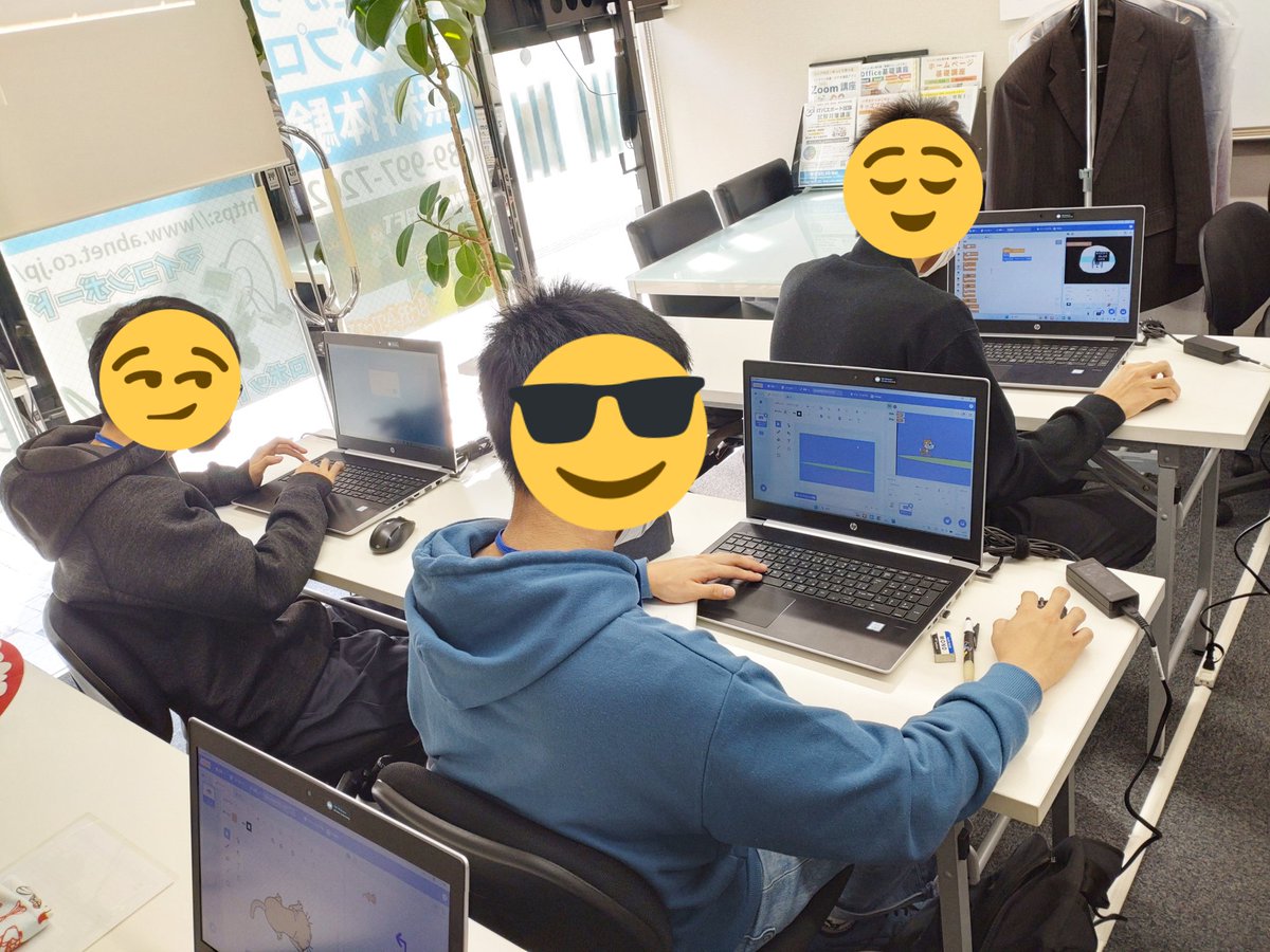 it_lecture's tweet image. 今日は教室がいっぱいになる人数。
せっかくなので、長くプログラミングを勉強しているグループは、お互いにアドバイスをしてアイデアを出して作ることを今日の課題に。
最近習い始めたグループは、何を作っても良いけれど先に何を作るか伝えてから作ることが課題。
たまたま出来た、ではない作り方。