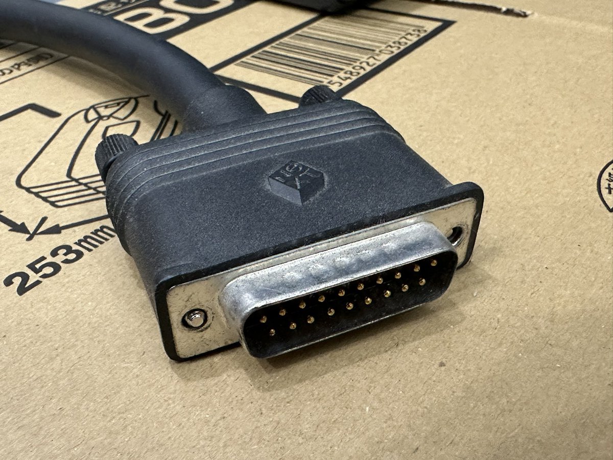 oldpc_love's tweet image. 納戸からNeXTcomputer関連の部品を発掘しています。2000年の頃に集めていたのですがケーブル類は本当に難儀しました。有名な station  colorのY字ケーブルも厄介なのですが、モニターケーブルもDsub-19なんて訳わかめな上にADBとNon ADBで結線が違うという罠。
#NeXTcomputer
