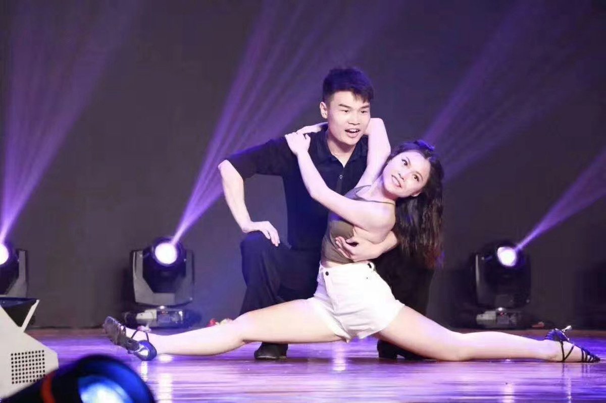 Jennifer80347's tweet photo. 记得好多年前在隔壁学���毕业典礼表演完后那个舞伴还想睡我，可没想到我的白爹就在台下看呢。（回去又给白爹表演嘿嘿）后来在酒店白爹还说不如叫这个舞伴来看，当时吓坏了，要是换后来说不定同意了哈哈
#媚外 #媚白 #raceplay #wmaf #bwc #留学生 #bleached #asiangirl #白人 #外国人 https://t.co/jceGaPWMLR