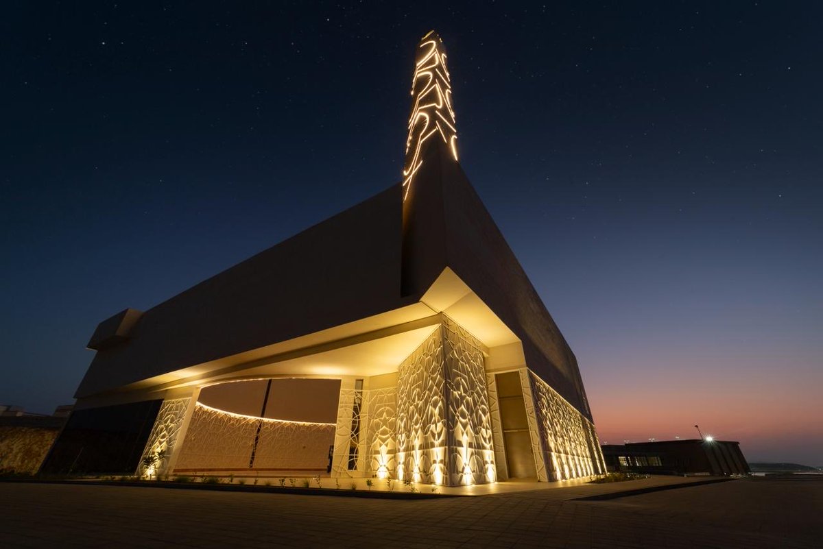 #جامع_العرفان أيقونة معمارية إسلامية في مدينة العرفان بمحافظة #مسقط تم افتتاحه اليوم، تصميم معماري بديع ومرافق متكاملة تجسّد روحانية المكان وجمال العمارة العُمانية .. كتب الله أجر من تكفل وساهم ببنائه.