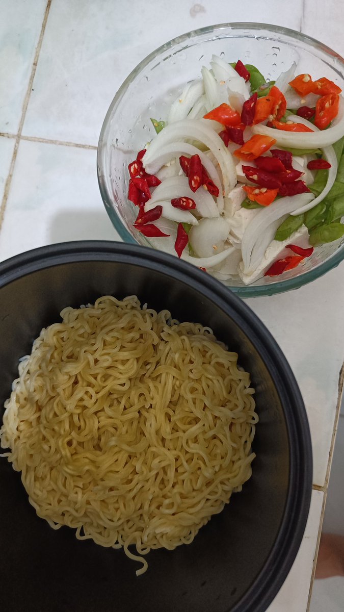 andikztr's tweet image. Day 4
Menu anak kos 
#rainvibes
#todaysmenu
from this                               to this 🍽️