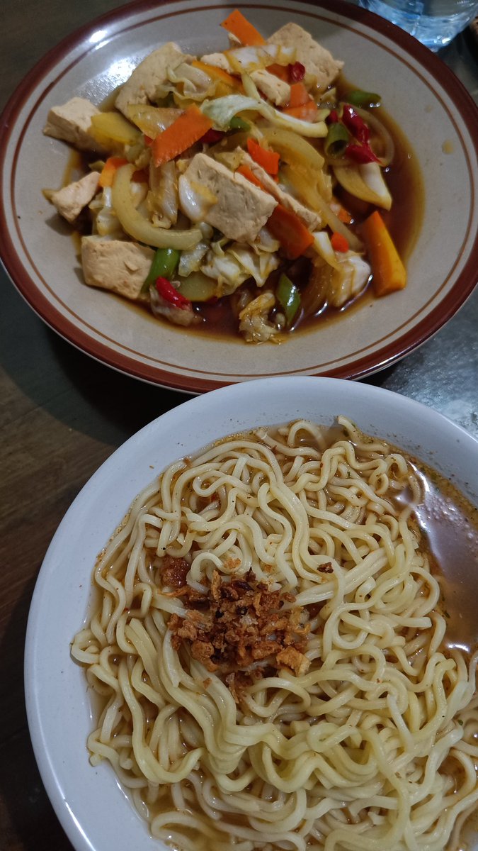 andikztr's tweet image. Day 4
Menu anak kos 
#rainvibes
#todaysmenu
from this                               to this 🍽️