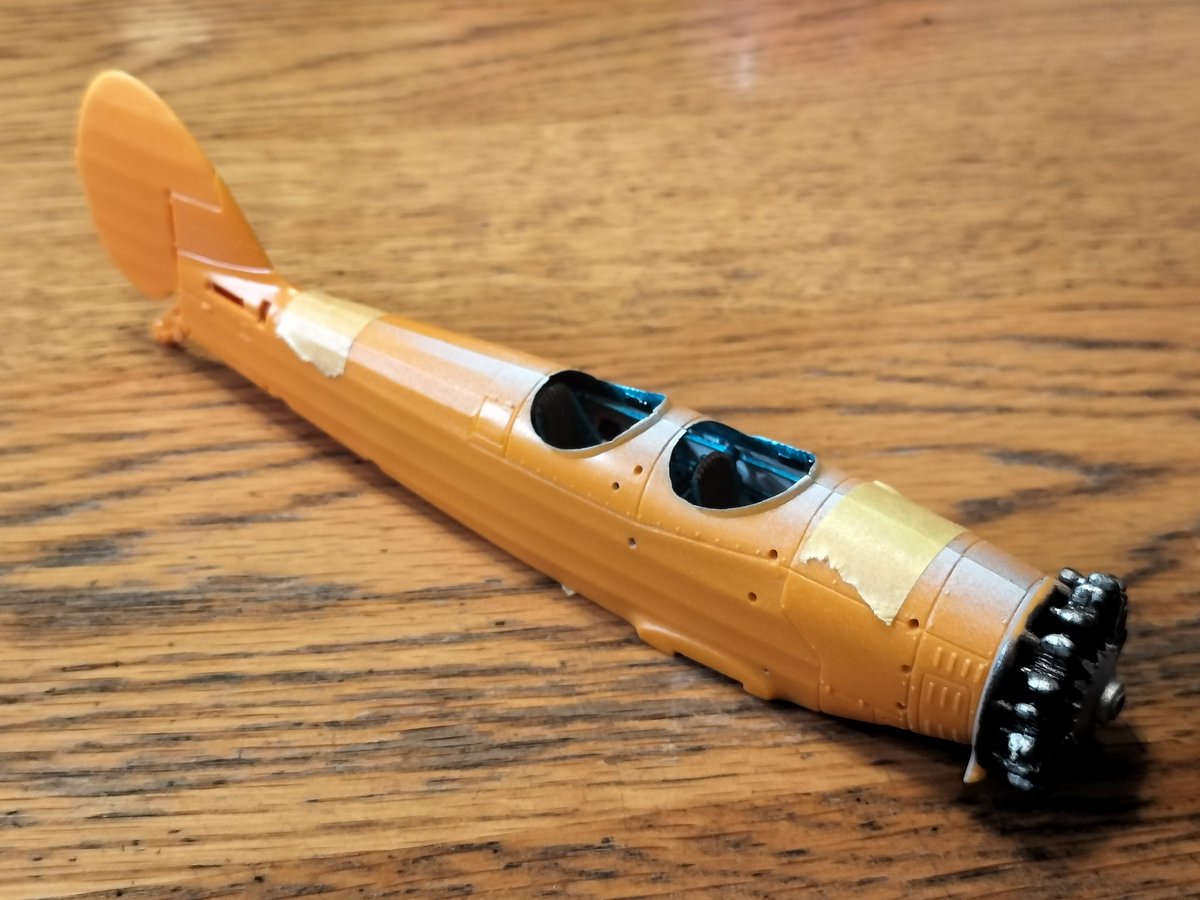 ばあちゃん家の赤とんぼ製作中。
コクピットとエンジン、やってます。