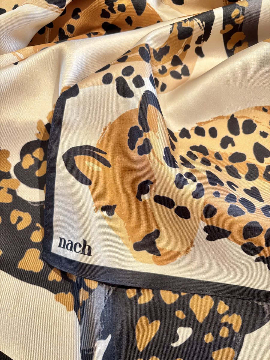 MANOAinter's tweet image. New Arrival🐆nach

優しい表情の豹イラストに、何だかほっこり🤎大きすぎない程良いサイズのシルクスカーフに、キャメル・ベージュ・カーキ・黒…様々な色で豹が描かれています。クール&amp;amp;ラブリーなスカーフは、首元はもちろん、頭やウェストにバンダナ風に巻いたり、バッグに巻いても可愛い😍
¥19800