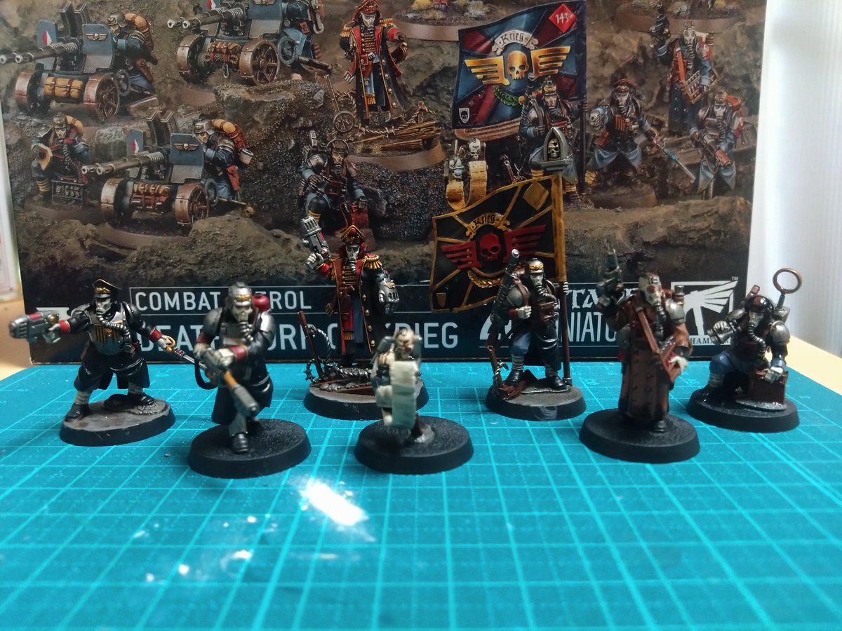 shin08188's tweet image. 指揮官っぽい人とその取り巻きたち塗り終わりました。
適当に塗った旗のせいで宇宙海賊っぽくなりました。
＃ウォーハンマー
＃アストラミリタルム