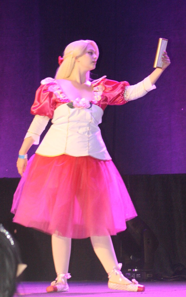ThatOne_Cosplay's tweet photo. Okay I finally got the photos off the camera and onto my phone the corset isn’t the greatest and I’ll definitely redo it but I literally slayed so hard yet I didn’t win anything 💔 I’m fine with it tho https://t.co/ZPtDo6RfI4