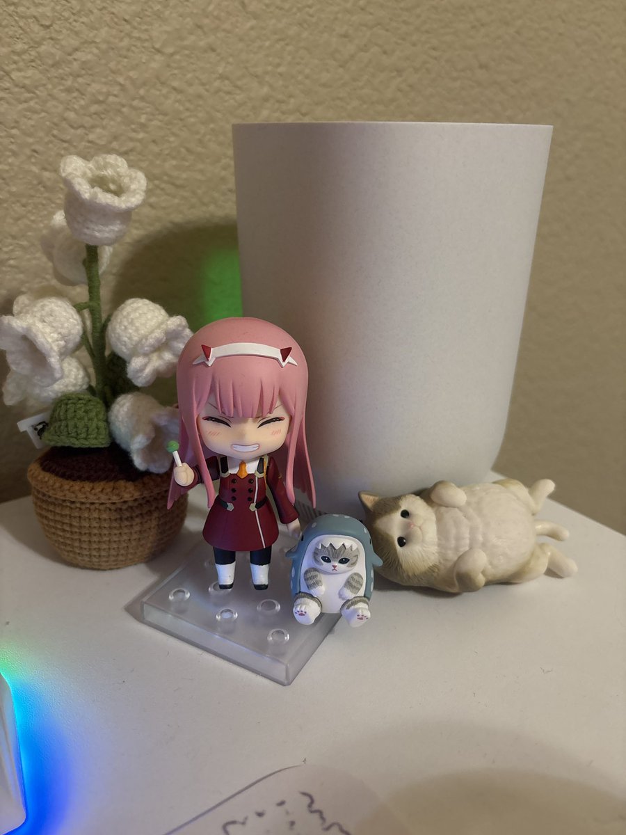 i finally got a bigger desk :D