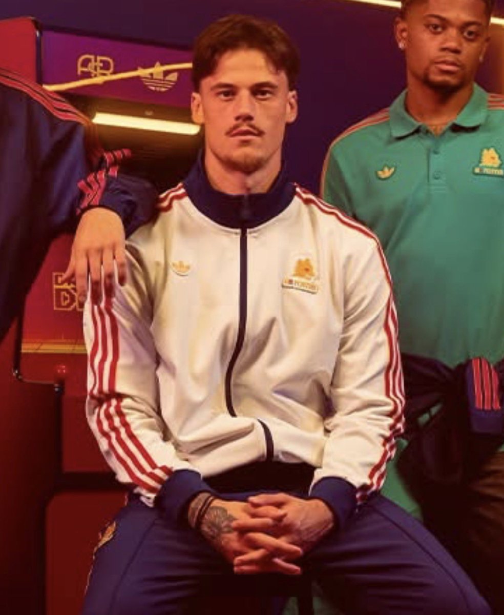 LaVenadeDeRossi's tweet image. Questa felpa è da sentisse male 😍

#ASR