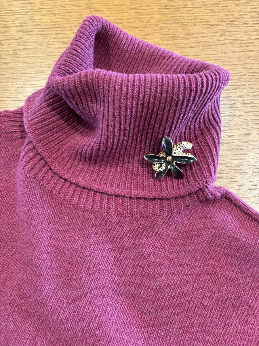 MANOAinter's tweet image. New Arrival🐆nach

黒花にちょこんと乗った豹が可愛すぎる🖤艶々で立体感も美しい陶器のブローチ。ボリューム感の出てくる秋冬服の衿元に、美しい彩りを添えてくれます✨小ぶりで重くないので、ニットに付けても👌
¥7700
#nachbijoux #brooch #2025aw #manoainternational #selectshop #matsuyama