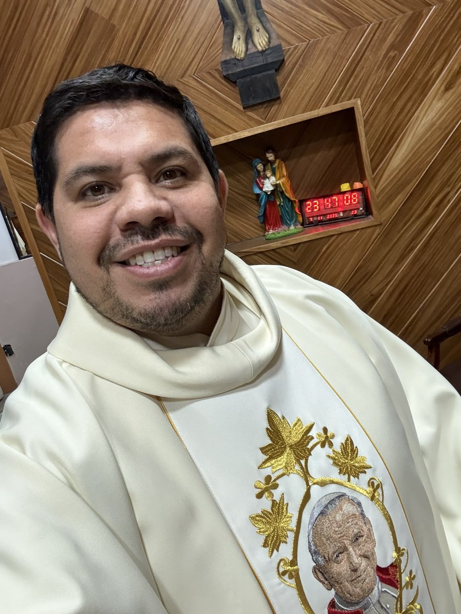 jupalora's tweet photo. A punto de entrar a misa de media noche, encomiendo a todos, de manera particular a los que sufren de insomnio o han tenido noches difíciles, Dios sea su fortaleza y paz. 

#ViernesPrimero
#lasagradafamiliagdl https://t.co/09U0jKuqO0