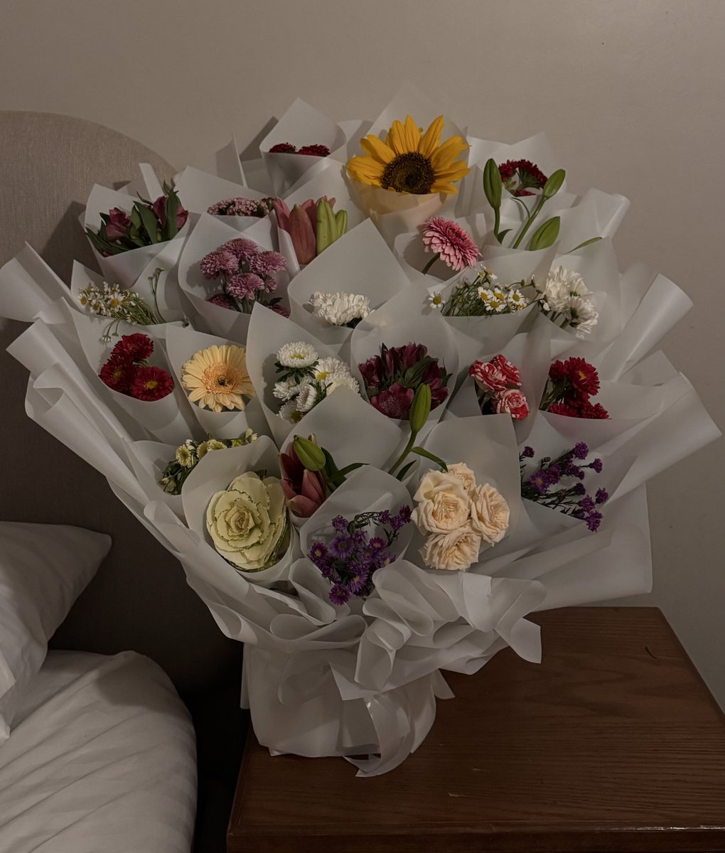 _xsiirq's tweet photo. باقة الميلاد الورد بعدد عمري🤎💘🤍❤️🩷💕♥️💛 https://t.co/crG3mDLB9L