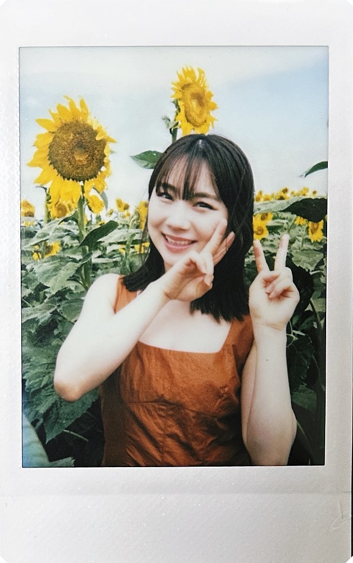 megumi_yade's tweet photo. 5冊券のくじ引きで亜佑美ちゃんのチェキ当たったー！いえーい！！🌻 https://t.co/il9IhsK8ng