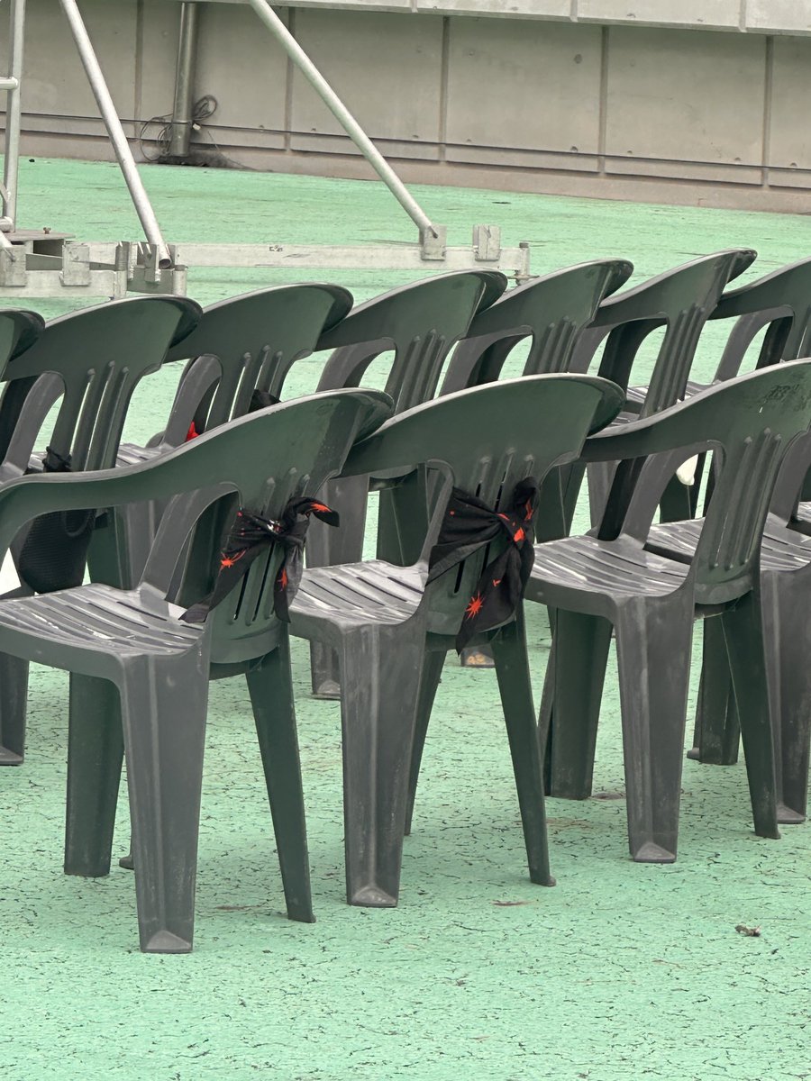 내빈석 나가면 거기 앉으려고 짐 냅두고 나가… 주최측에서 원활한 행사 진행을 위해 질서 지켜 달라고 방송하게 만들더니… 하필 또 굿즈로 의자에 매달고 가면 이게 무슨 의미가 있다고.. 본인 자리가 되나요..? 

행사에서 제발 이러지 마세요. 

왜 사랑하는 밴드 얼굴에 먹칠을 하나요.