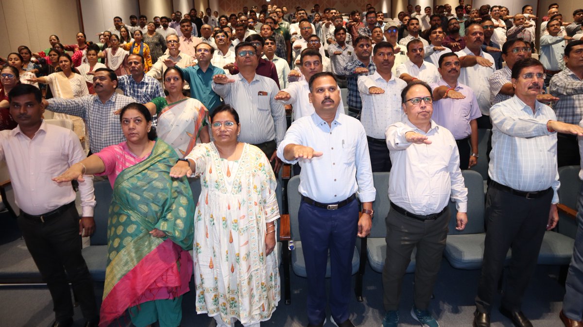 શિક્ષણ વિભાગની વિવિધ કચેરીઓનાં અધિકારીશ્રીઓ અને કર્મચારીશ્રીઓ દ્વારા વિદ્યા સમીક્ષા કેન્દ્ર ખાતે "વંદે માતરમ્" રાષ્ટ્ર ગીતનું સામૂહિક ગાન કરવામાં આવ્યું અને સ્વદેશીની શપથ લેવામાં આવી.
T-0592