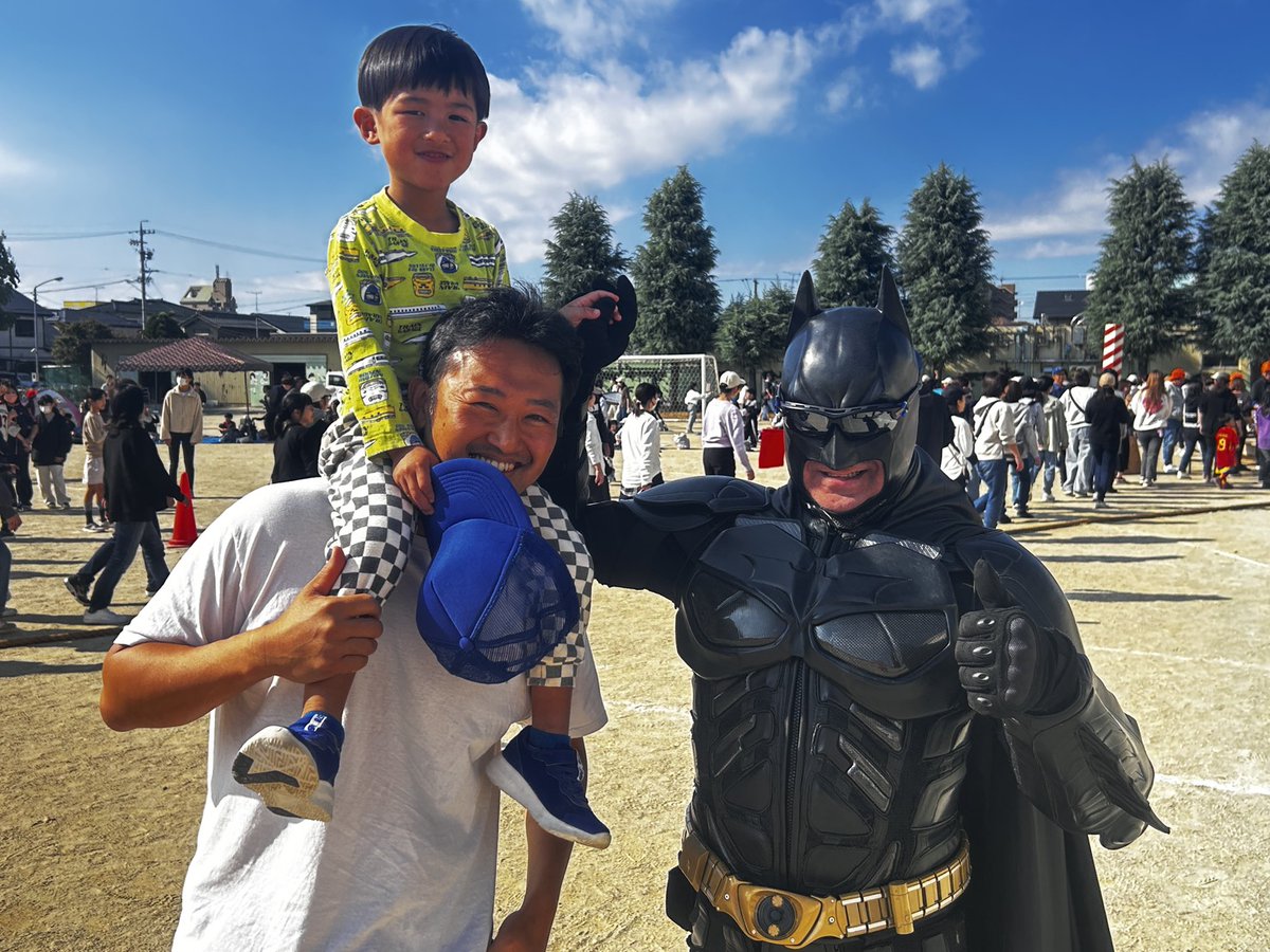 konannobatman's tweet photo. 数回に分け、皆さんと撮影した写真をアップするのでお楽しみに！
今回の依頼は、11月8日の古南ふれあい運動会でのパトロール！
会場ではあたたかい声をかけていただき本当に嬉しかった！
たくさんの方と一緒に撮影できて幸せな日になりました。
#江南のバットマン
#探偵ナイトスクープ
#ウイングマン https://t.co/UbdNTr4RGl