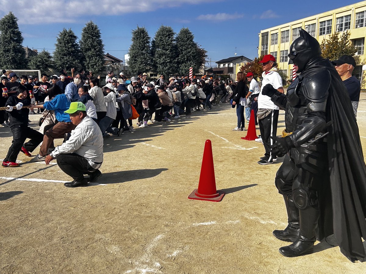 konannobatman's tweet photo. 数回に分け、皆さんと撮影した写真をアップするのでお楽しみに！
今回の依頼は、11月8日の古南ふれあい運動会でのパトロール！
会場ではあたたかい声をかけていただき本当に嬉しかった！
たくさんの方と一緒に撮影できて幸せな日になりました。
#江南のバットマン
#探偵ナイトスクープ
#ウイングマン https://t.co/UbdNTr4RGl