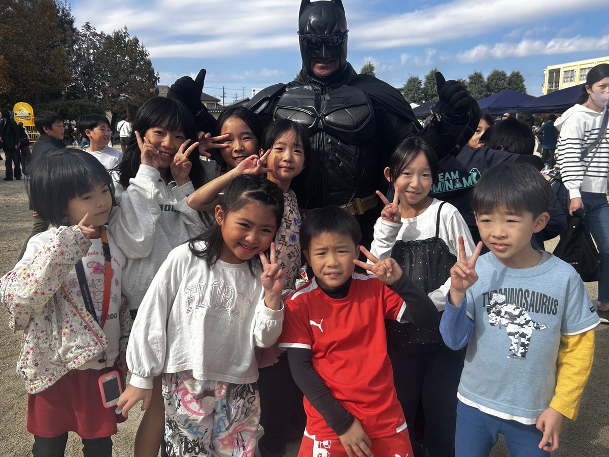 konannobatman's tweet photo. 数回に分け、皆さんと撮影した写真をアップするのでお楽しみに！
今回の依頼は、11月8日の古南ふれあい運動会でのパトロール！
会場ではあたたかい声をかけていただき本当に嬉しかった！
たくさんの方と一緒に撮影できて幸せな日になりました。
#江南のバットマン
#探偵ナイトスクープ
#ウイングマン https://t.co/UbdNTr4RGl