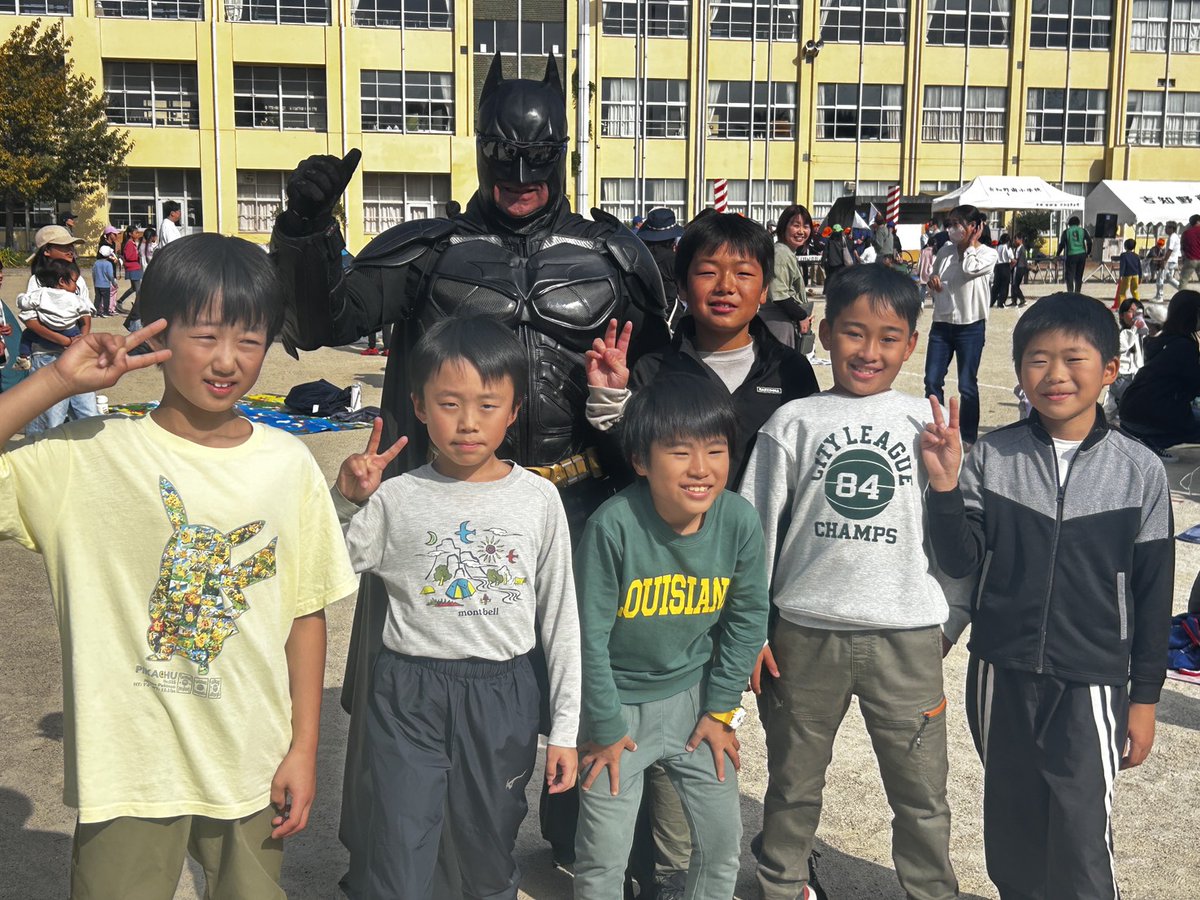 konannobatman's tweet photo. 数回に分け、皆さんと撮影した写真をアップするのでお楽しみに！
今回の依頼は、11月8日の古南ふれあい運動会でのパトロール！
会場ではあたたかい声をかけていただき本当に嬉しかった！
たくさんの方と一緒に撮影できて幸せな日になりました。
#江南のバットマン
#探偵ナイトスクープ
#ウイングマン https://t.co/UbdNTr4RGl