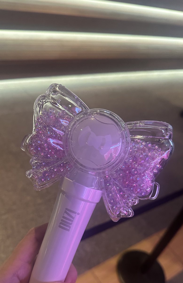 fforemyls's tweet photo. izna lightstick so pretty imma cry https://t.co/vgbVMd54yX