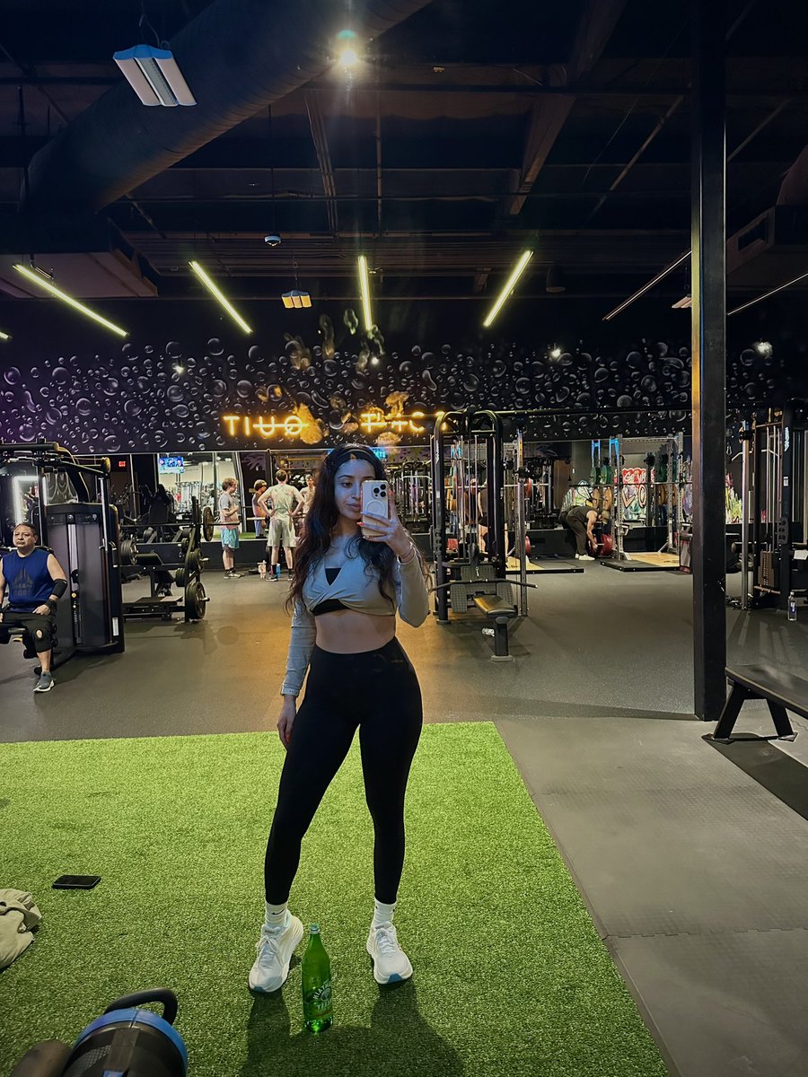 realbiancs's tweet photo. I feel like I look so tall here but I’m actually not 😅 https://t.co/u3zHfvI9bg